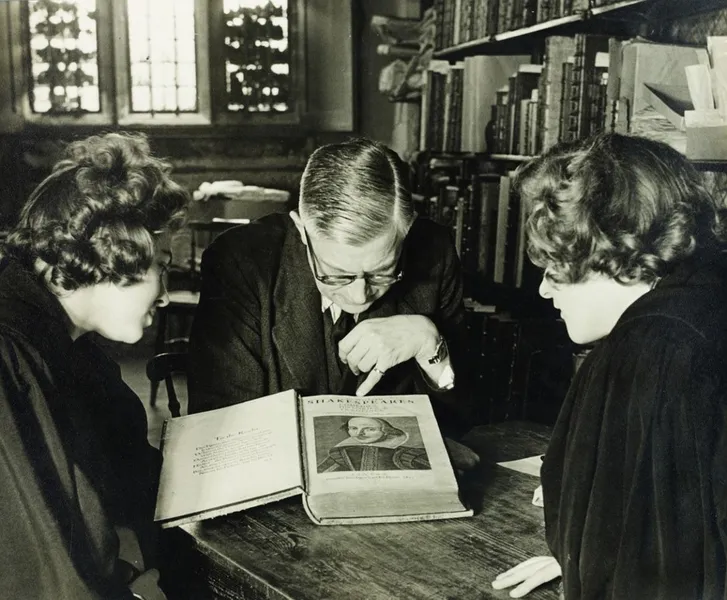 Students viewing First Folio in library